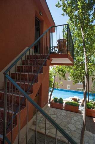 Гостевой дом Guest House Harmonia Свети-Стефан Номер-студио с видом на бассейн-8